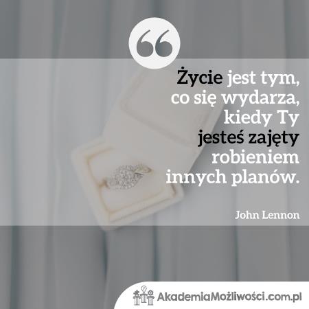 6-Życie jest tym, co się wydarza, kiedy Ty jesteś zajęty robieniem innych planów-Akademia-Mozliwosci-cytat-motywacja