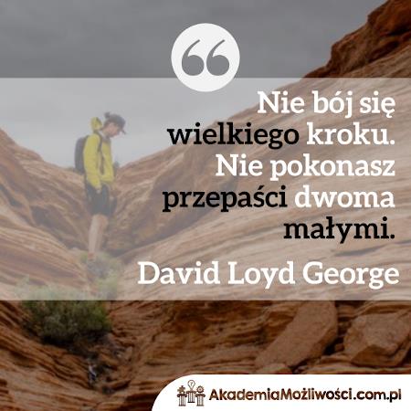 Akademia-Mozliwosci-cytat-motywacyjny (8) Nie bój się wielkiego kroku. Nie pokonasz przepaści dwoma